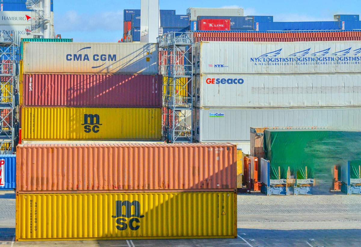 Штабеля разноцветных контейнеров с логотипами